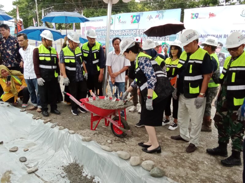 Ket Foto : Bupati Poso dr. Verna G.M Inkiriwang bersama wakil gubernur Sulawesi Tengah Drs. H. Ma'mun Amir  dan didampingi segenap Forkompinda kabupaten Poso, saat meletakkan batu pertama untuk pembangunan RSUD kabupaten Poso Sulawesi Tengah, di Desa Maliwuko, (Jumat 1 Maret 2024) FOTO STENLLY