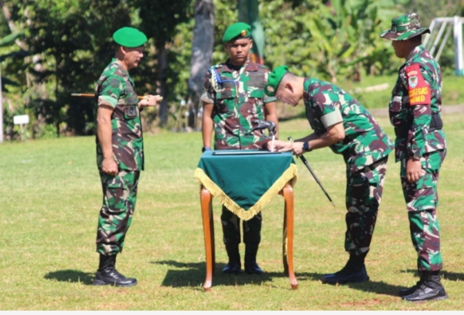 Pangdam III Siliwangi Mayjen TNI Mohammad Fadjar, saat menandatangani berita acara pelaksanaan TMMD ke 119 di Tunjung Teja Kabupaten Serang, Rabu (20/3/2024). (Foto: TIMELINES INEWS/ Heru Nurhadiyansyah). 