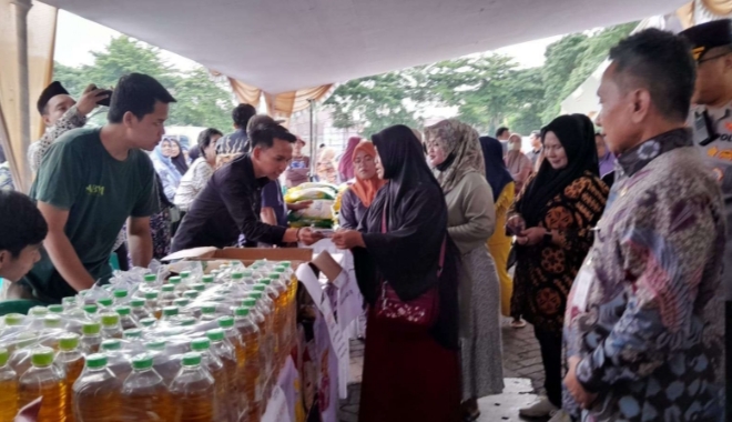 Salah seorang warga Kota Serang saat tengah berbelanja di kegiatan Gerebek Pasar Murah Ramadan di Alun-alun Barat Kota Serang, Serang, Kamis (21/3/24). (Foto: TIMESLINES INEWS / Heru Nurhadiyansyah)