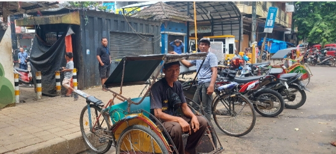 Pak Yani sedang menunggu calon penumpang di kawasan Pasar Rangkasbitung. (TIMELINES INEWS/Heru Nurhadiyansyah)