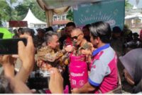 Warga Kota Serang saat menukarkan gas dalam program Gerebek Pasar Murah di Alun-alun Barat Kota Serang, Kamis (28/3/2024). (Foto: TIMESLINES INEWS/Heru Nurhadiyansyah).