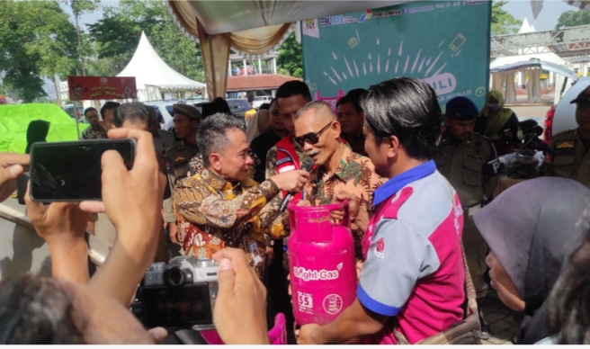 Warga Kota Serang saat menukarkan gas dalam program Gerebek Pasar Murah di Alun-alun Barat Kota Serang, Kamis (28/3/2024). (Foto: TIMESLINES INEWS/Heru Nurhadiyansyah).