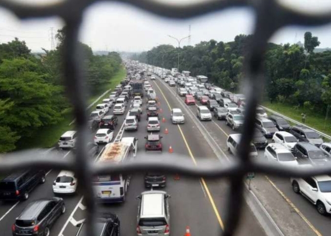 Kendaraan pemudik memadati Ruas jalan tol Tangerang Merak Gerbang Tol Cikuasa atas Merak. Kamis, 28/3/2024 (Foto: TIMELINES INEWS/Heru Nurhadiyansyah).