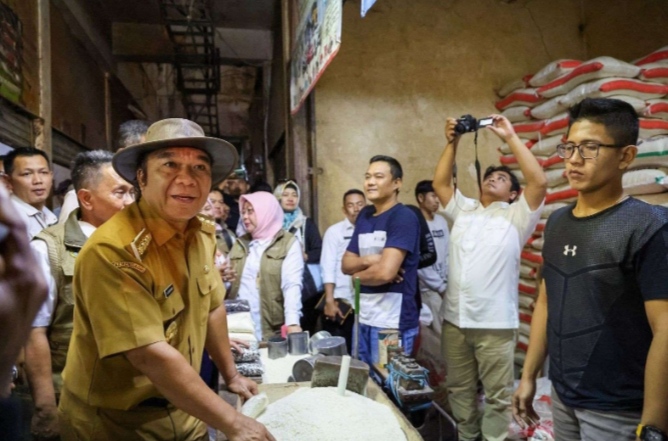 Pj Gubernur Banten Al Muktabar (memakai topi) saat melakukan pengecekan kondisi pangan di Pasar Induk Rau Kota Serang. (Foto: Biro Adpim Banten).