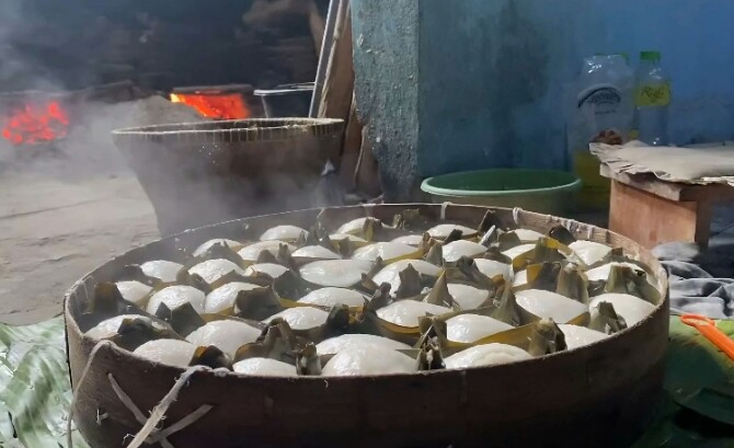 Kue Apem Bohay asal Desa Kadubungbang, Kecamatan Cimanuk, Pandeglang, menjadi makanan khas yang sering diburu saat bulan Ramadhan. (Dok.Mang Dhepi)

