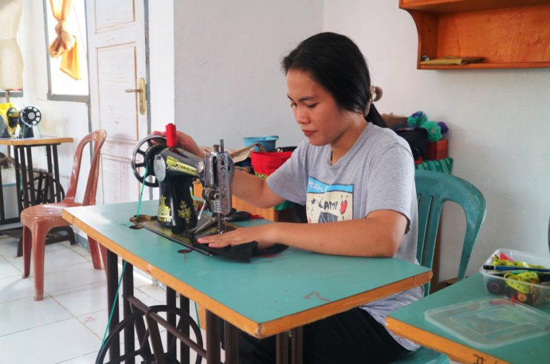 Ibu Rumah Tangga di Desa Pandayora Sukses Ikuti Pelatihan Menjahit. Foto Stenlly Ladee Rabu (20/03/2024).

