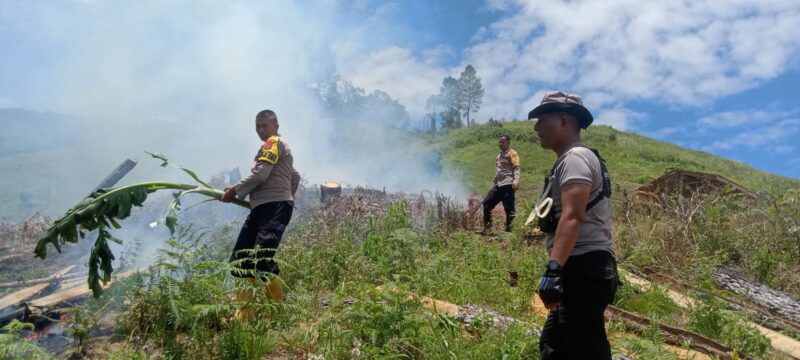 Meskipun Bulan Puasa, Personel Polres Gayo Lues Tetap Sigap Padamkan Api Karhutla di Tiga Lokasi