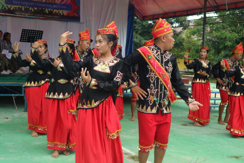 Tarian Torompio siswa-siswi SMA 1 Pamsel, Sabtu 16/03/24. FOTO Stenlly