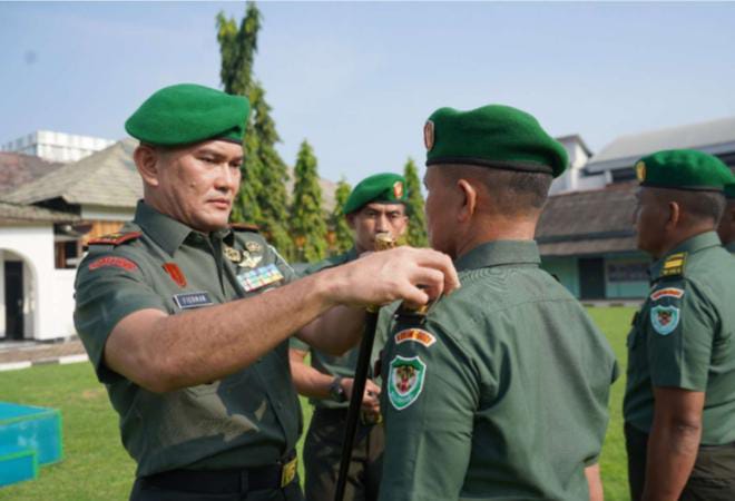 Komandan Korem (Danrem) 064 Maulana Yusuf, Brigjen TNI Fierman Sjafirial Agustus memimpin upacara pelantikan kenaikan pangkat personel Korem periode 1 April 2024 di Makorem 064 Maulana Yusuf, Senin (1/4/2024). (Foto: Korem 064).