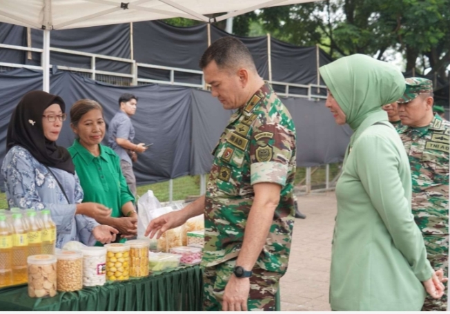 Komandan Korem 064 Maulana Yusuf, Brigjen TNI Fierman Sjafirial Agustus kegiatan bazar murah itu digelar di Alun-alun Barat Kota Serang dan seluruh Makodim di wilayah teritorial Korem, Selasa (2/4/2024). (Foto: TIMESLINES INEWS/Heru Nurhadiyansyah).