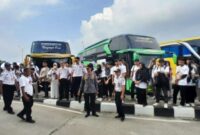 Penyambutan kedatangan 66 peserta mudik gratis di Terminal Pakupatan Kota Serang, Jumat (5/4/2024). (Foto: TIMELINES INEWS/Heru Nurhadiyansyah).