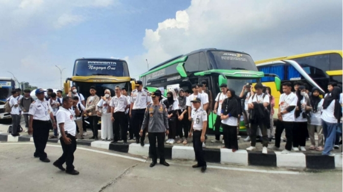 Penyambutan kedatangan 66 peserta mudik gratis di Terminal Pakupatan Kota Serang, Jumat (5/4/2024). (Foto: TIMELINES INEWS/Heru Nurhadiyansyah).