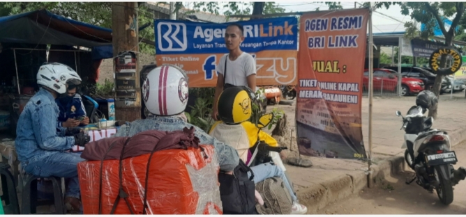 Pemudik sepeda motor saat memesan tiket online di JLS Kota Cilegon (Foto: TIMESLINES INEWS/Heru Nurhadiyansyah)