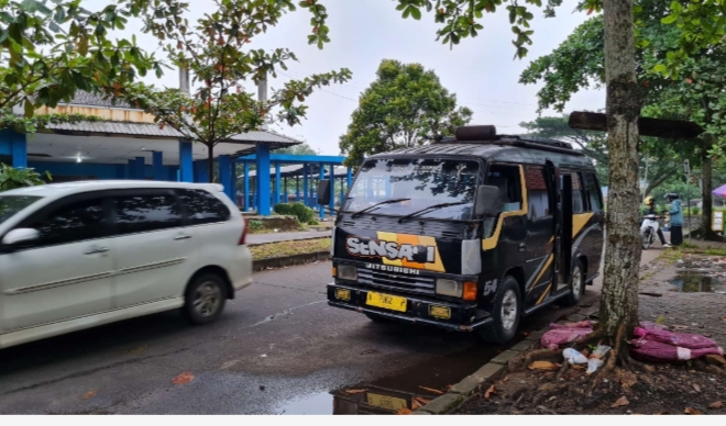 Bus Asnami yang sedang menunggu penumpang di Terminal Kadubanen, Pandeglang. (TIMESLINES INEWS/Heru Nurhadiyansyah)