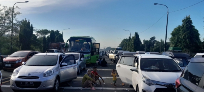 Antrean kendaraan pemudik yang akan keluar di Gerbang Tol Merak. Sejak Sabtu malam antrean kendaraan yang akan menyebrang ke Sumatra mengular hingga KM 92. (Foto: TIMESLINES INEWS/Heru Nurhadiyansyah)