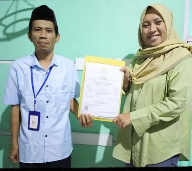 Monica Owner Nastar BUBID DOMNIQ COOKIES saat Menerima Sertifikat Halal dari P3H di Rumah Produksi Nastar Budid Domniq Cookies. Minggu , 7/4/2024 (Foto: TIMESLINES INEWS/Heru Nurhadiyansyah)