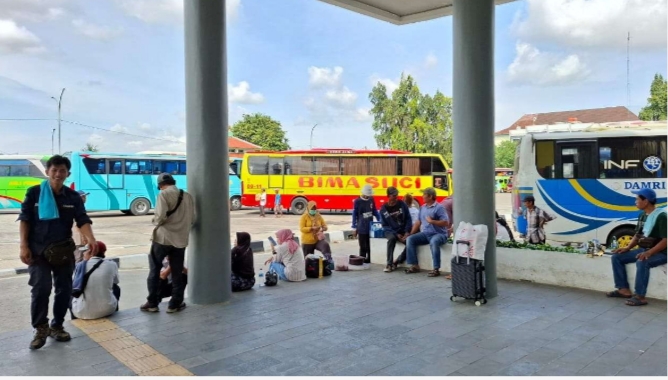 Suasana di Terminal Pakupatan Serang Banten pada H-1 Idulditri, Selasa (8/4/2024). (Foto: TIMESLINES INEWS/Heru Nurhadiyansyah).