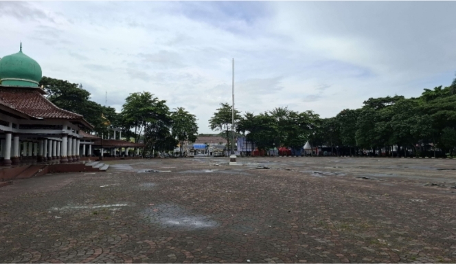 Kondisi Alun-Alun Barat Kota Serang setelah turun hujan pada H-1 Idulfitri 1445 Hijriah. (Foto: TIMESLINES INEWS/Heru Nurhadiyansyah)