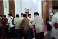 Suasana Halal Bihalal setelah shalat Idulfitri 1445 di Masjid Raya Al-Bantani, KP3B Curug Kota Serang, Rabu (10/4/2024). (TIMESLINES INEWS/Heru Nurhadiyansyah).