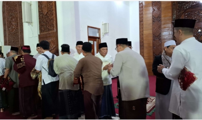 Suasana Halal Bihalal setelah shalat Idulfitri 1445 di Masjid Raya Al-Bantani, KP3B Curug Kota Serang, Rabu (10/4/2024). (TIMESLINES INEWS/Heru Nurhadiyansyah).