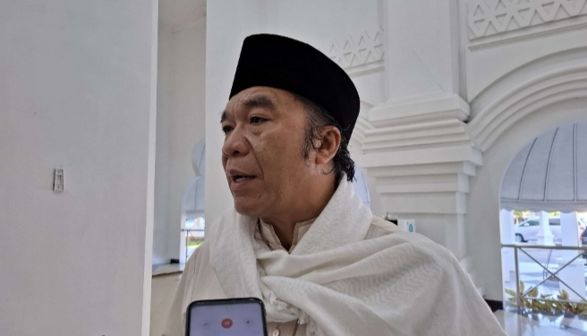 Penjabat (Pj) Gubernur Banten, Al Muktabar, setelah salat Idulfitri di Masjid Raya Al-Bantani, Rabu (10/4/2024). (TIMESLINES INEWS/Heru Nurhadiyansyah).