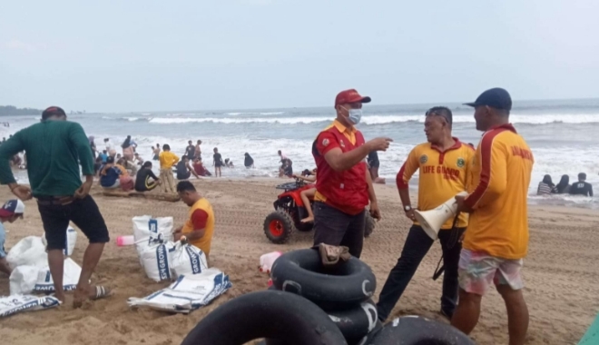 Anggota Balawista Kabupaten Serang saat mengamankan libur lebaran di Pantai (Foto: TIMESLINES INEWS/Heru Nurhadiyansyah)