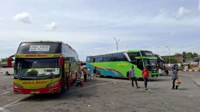 Suasana di Terminal Pakupatan Kota Serang, Sabtu 13/4/2024. (Foto: TIMELINES INEWS/Heru Nurhadiyansyah).