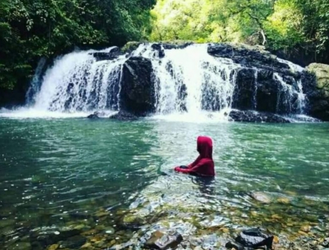 Salah seorang wisatawan berenang di Curug Bedog Cimanggu Pandeglang. (Foto : TIMESLINES INEWS/Heru Nurhadiyansyah)