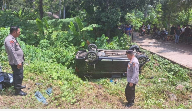 Anggota Polres Serang saat melakukan olah Tempat Kejadian Perkara di lokasi kecelakaan di Kp Bedeng Kecamatan Tunjung Teja, Kabupaten Serang, Sabtu (13/4/2024). (Foto: Polres Serang)