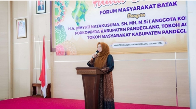 Bupati Pandeglang, Irna Narulita saat memberi sambutan dalam acara halalbihalal dengan Forum Masyarakat Batak di Pendopo Bupati, Sabtu 13/4/2024.(Foto : TIMESLINES INEWS/Heru Nurhadiyansyah)