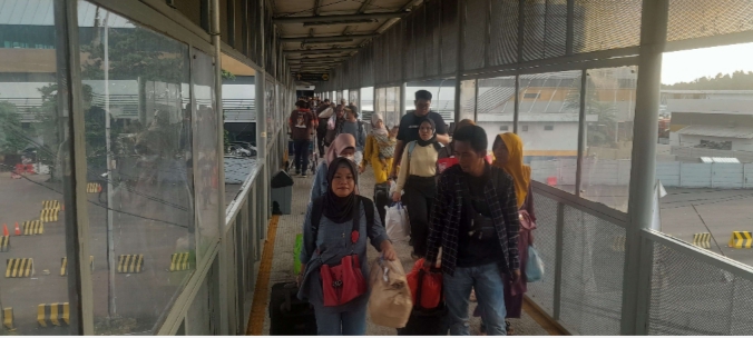 Penumpang pejalan kaki saat melintasi gangway Pelabuhan Merak menuju Terminal Terpadu Merak (Foto: TIMELINES INEWS/Heru Nurhadiyansyah)