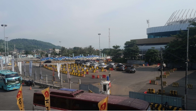 Antrean kendaraan pribadi di dermaga eksekutif Pelabuhan Merak (Foto: TIMESLINES INEWS/Heru Nurhadiyansyah)