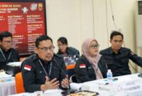 Anggota bawaslu Banten saat sidang pleno rekapitulasi suara di KPU Banten (Foto : Dokumen Bawaslu Banten)