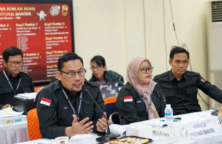 Anggota bawaslu Banten saat sidang pleno rekapitulasi suara di KPU Banten (Foto : Dokumen Bawaslu Banten)