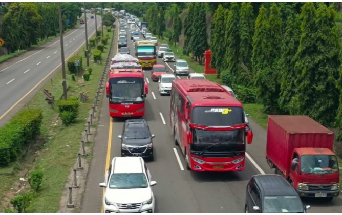 Kemacetan kendaraan di jalur tol Tangerang-Merak. (Foto : TIMESLINES INEWS/Heru Nurhadiyansyah)