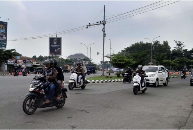 Kondisi arus lalu lintas di Simpang Palima Kota Serang pada H+5 Idufitri 1445 Hijriyah. (Foto : TIMESLINES INEWS/Heru Nurhadiyansyah)