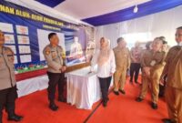 Bupati Pandeglang, Irna Narulita (baju putih) bersama sejumlah pejabat Pemkab Pandeglang saat berkunjung ke Pos Pelayanan Terpadu Operasi Ketupat Maung 2024 di Alun-alun Pandeglang. (Foto : TIMESLINES INEWS/Heru Nurhadiyansyah)