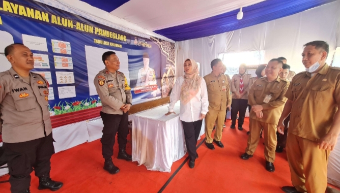 Bupati Pandeglang, Irna Narulita (baju putih) bersama sejumlah pejabat Pemkab Pandeglang saat berkunjung ke Pos Pelayanan Terpadu Operasi Ketupat Maung 2024 di Alun-alun Pandeglang. (Foto : TIMESLINES INEWS/Heru Nurhadiyansyah)