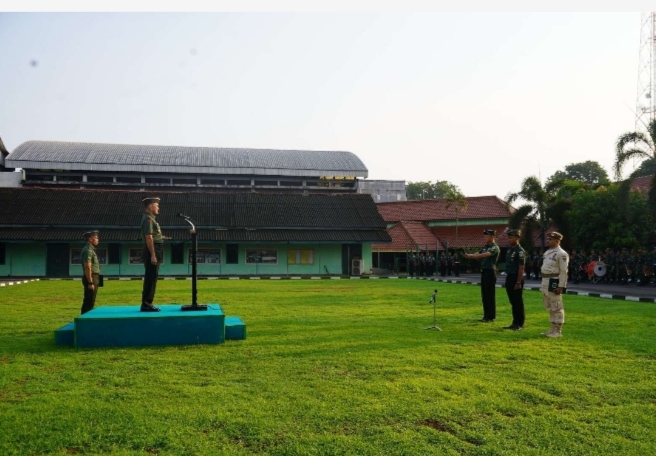 Komandan Korem (Danrem) 064 Maulana Yusuf, Brigjen TNI Fierman Sjafirial Agustus saat menjadi inspektur upacara tanggal 17 di lapangan Makorem 064 Maulana Yusuf. Rabu,17/4/2024. (Foto: TIMESLINES INEWS/ Heru Nurhadiyansyah).