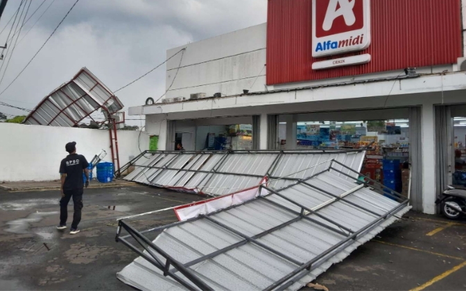 Auning disebuah minimarket di Majasari, Pandeglang, ambruk usai diterjang hujan deras disertai angin kencang, Rabu ,17/4/2024 sore. (Foto : TIMESLINES INEWS/Heru Nurhadiyansyah)