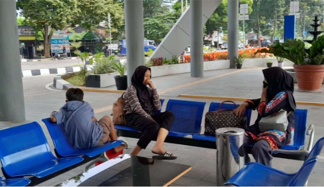 Tiga Orang Terlantar (OT) saat menunggu waktu proses kepulangan dari BPTD Kelas II Banten di Terminal Pakupatan. (Foto: TIMESLINES INEWS/Heru Nurhadiyansyah)