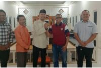 Bacalon Walikota Serang.Wahyu Nurjamil (kemeja putih) bersama Ketua DPD PKS Kota Serang,Hasan Basri (Foto : TIMESLINES INEWS/Heru Nurhadiyansyah)