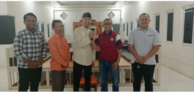 Bacalon Walikota Serang.Wahyu Nurjamil (kemeja putih) bersama Ketua DPD PKS Kota Serang,Hasan Basri (Foto : TIMESLINES INEWS/Heru Nurhadiyansyah)