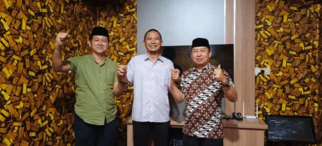 Wahyu Nurjamil bertemu dengan Ketua DPC PKB Kota Serang, Fatihudin, dan Sekretarisnya, Inu Aminudin, di sebuah cafe di Kota Serang ( Foto : TIMESLINES INEWS/Heru Nurhadiyansyah)