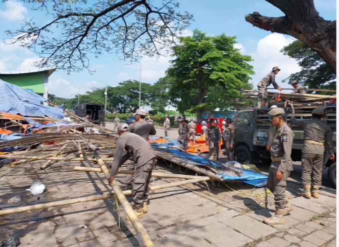 Petugas Satpol PP Saat menertibkan bangil di JLS (Foto: TIMESLINES INEWS/Heru Nurhadiyansyah)