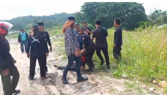 Bentrok warga dengan pihak penambang pasir laut. (Foto : TIMELINES INEWS/Heru Nurhadiyansyah)