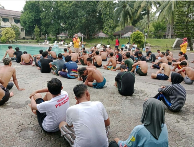 Ketua Umum Balawsita Nasional, Ade Ervin saat memberikan materi pembekalan terhadap calon anggota Balawista Banten di Wira Carita Hotel, Kamis (25/4/2024). (Foto: TIMELINES INEWS/Heru Nurhadiyansyah)