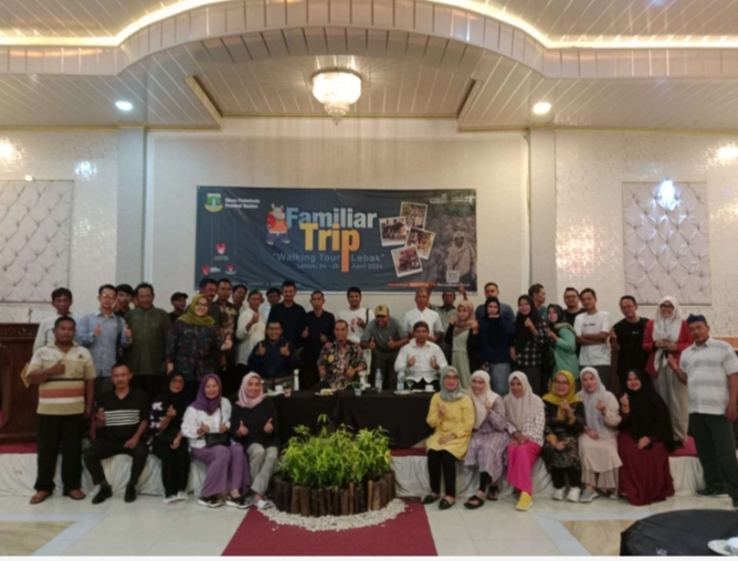 Sebanyak 50 orang dari komunitas pejalan kaki di Kabupaten Tangerng berfoto bersama usai pembukaan acara Familiar Trip yang digelar oleh Dinas Pariwisata provinsi Banten di Kabupaten Lebak, Kamis (25/4/2024). (Foto: Dispar Banten).