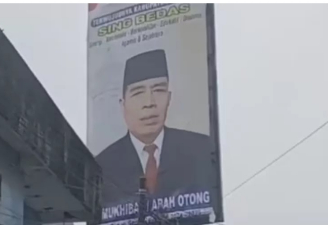 Salah satu reklame sosialisasi Abah Otong. (Foto: TIMELINES INEWS/Heru Nurhadiyansyah)