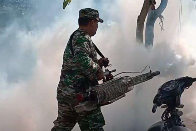 Babinsa Koramil Padarincang pada Kodim Serang Sersan Dua (Serda) Aryadi melaksanakan Fogging, di Kampung Cipanas Bulakan Desa Citasuk Kecamatan Padarincang Kabupaten Serang, Sabtu (27/4/2024). (Foto: Kodim Serang)